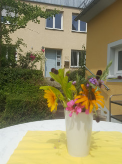 Gemeindehaus Rügland - Blumenstrauß im Hof